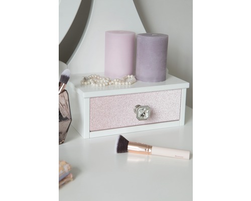 Coiffeuse décorative avec tiroir, bougies, bijoux et pinceaux de maquillage.