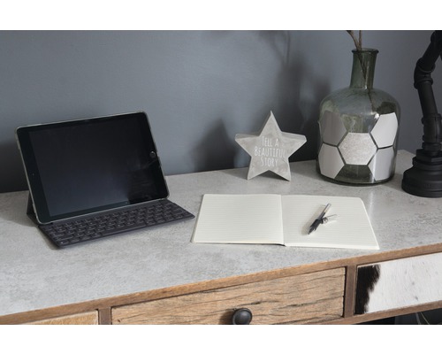 Schreibtisch mit Tablet, Notizbuch und Dekoration
