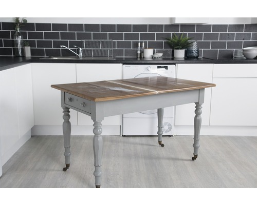 Table de salle à manger en bois avec tiroir dans une cuisine