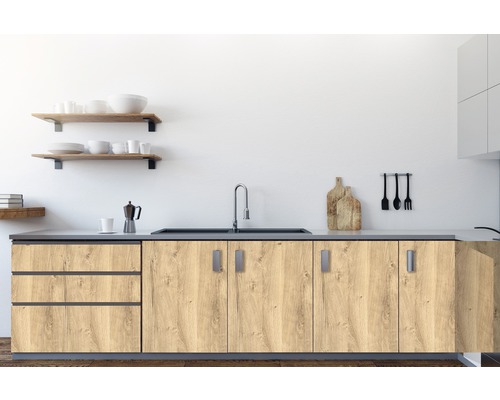 Küchenszene mit Unterschränken, Spüle und Regalen