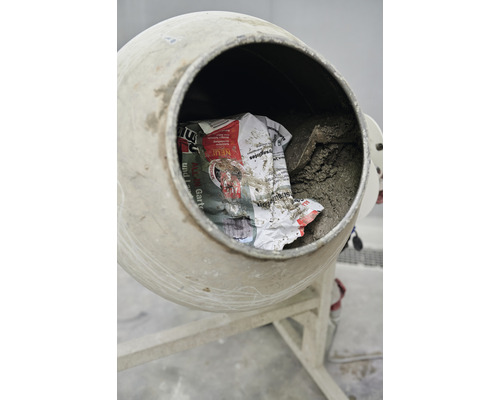 Betonmischer mit Zementresten und Papiermüll
