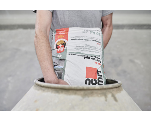 Person trägt einen Sack Garten- und Landschaftsbeton