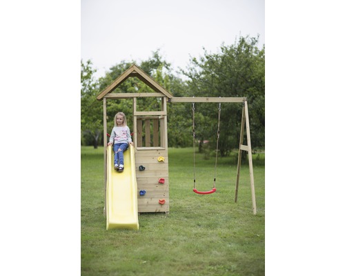 Spielplatz mit Rutsche, Kletterwand und Schaukel im Garten