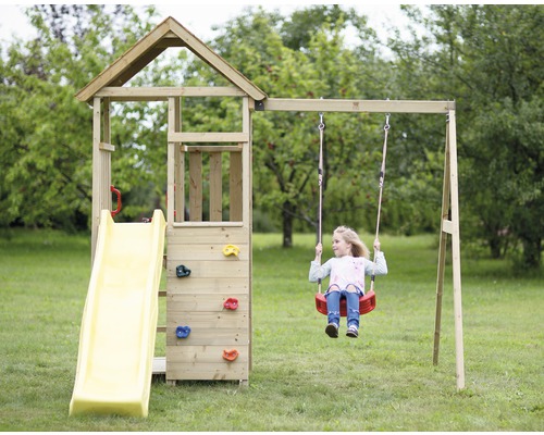 Spielturm mit Schaukel und Rutsche im Garten