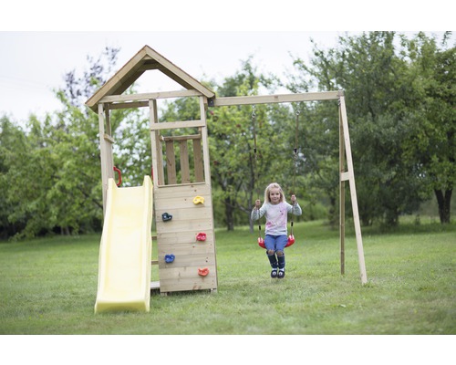 Spielturm mit Rutsche, Kletterwand und Schaukel im Garten