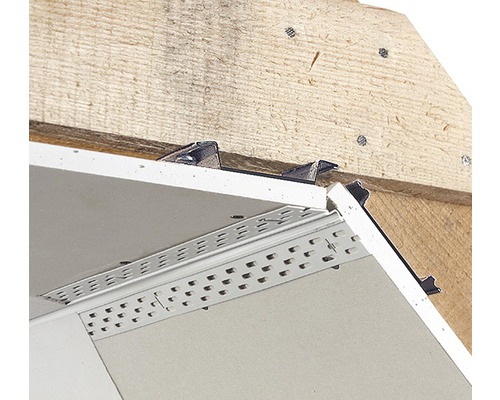 Vue détaillée d'une plaque de plâtre montée avec des profilés sur une construction en bois