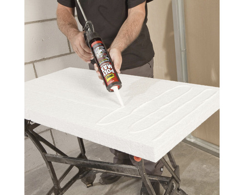 Application de colle de montage sur un panneau isolant avec un pistolet à cartouche
