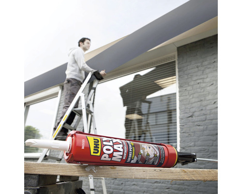 Colle de montage Uhu Poly Max en utilisation avec un artisan sur une échelle