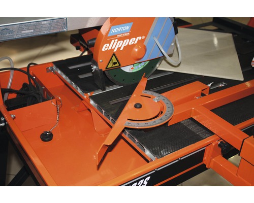 Machine à découper les carreaux Norton Clipper avec guide d''angle et lame de scie