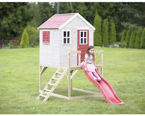 Cabane de jeux avec toboggan et échelle dans le jardin