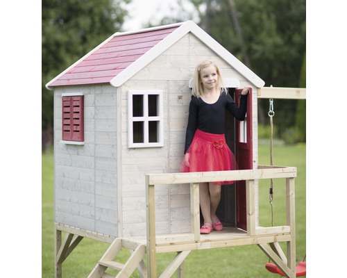 Spielhaus aus Holz mit Stelzen und rotem Dach für Kinder im Garten