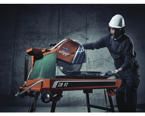 Coupe-carreaux en utilisation avec protection et ouvrier avec équipement de sécurité
