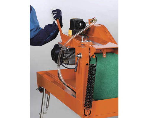 Opérateur d''une scie à pierre avec alimentation en eau