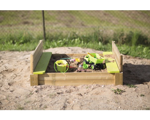 Sandkasten aus Holz mit Spielzeug