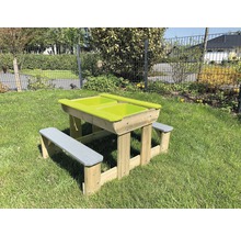 Ensemble de sièges pour enfants en bois avec des bacs verts sur une pelouse