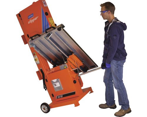 Fliesenschneider mit Zugvorrichtung, transportiert von einer Person