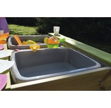 Table à sable et à eau avec jouets dans le jardin