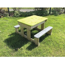 Ensemble de sièges pour enfants en bois avec table et deux bancs dans le jardin