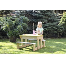 Enfant à un groupe de sièges pour enfants dans le jardin