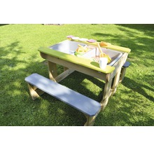 Table à sable et à eau avec bancs et jouets dans le jardin