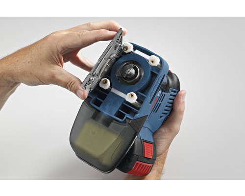 Un opérateur remplace la lame d'une scie sauteuse