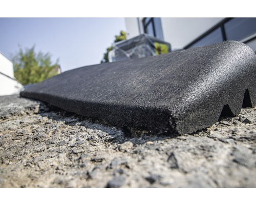 Schwellenrampe aus Gummi auf Pflastersteinen