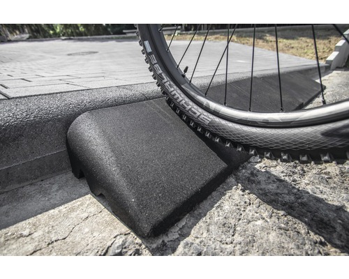 Fahrrad auf einer Bordsteinrampe