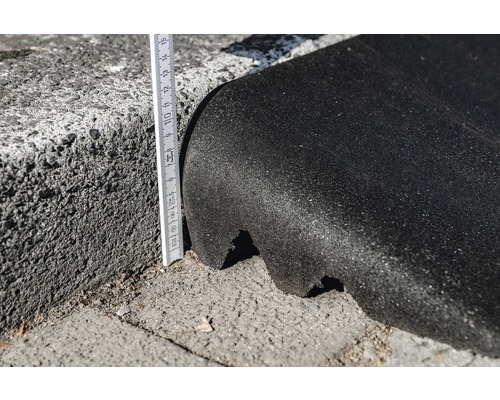 Schwellenrampe mit Höhenmessung am Bordstein