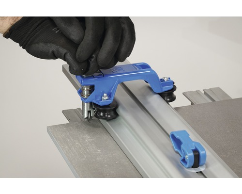 Fliesenschneider im Einsatz mit Hand