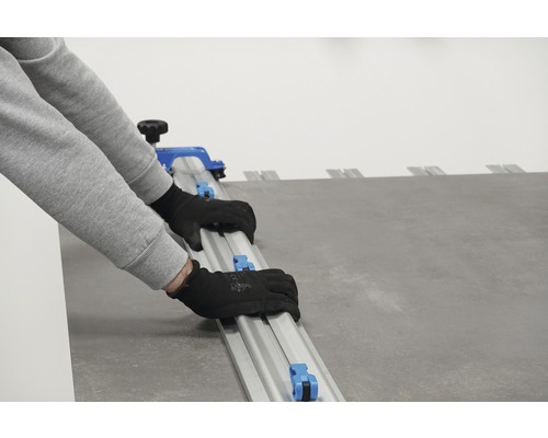 Person verwendet Fliesenschneider zum Schneiden von Fliesen