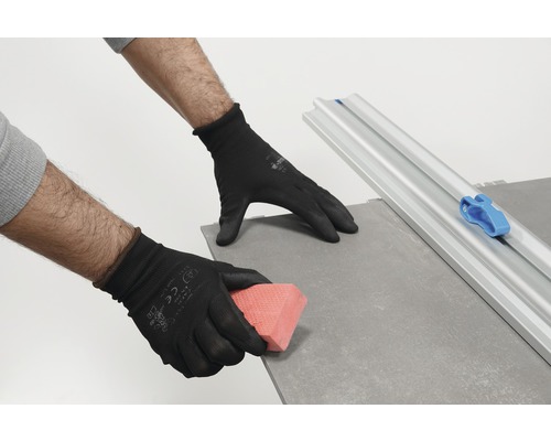 Fliesenschneider mit Fliesenschwamm in Benutzung