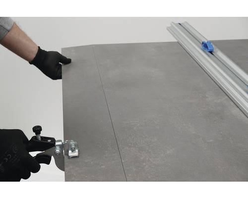 Fliesenschneider in Verwendung auf einer Fliese.