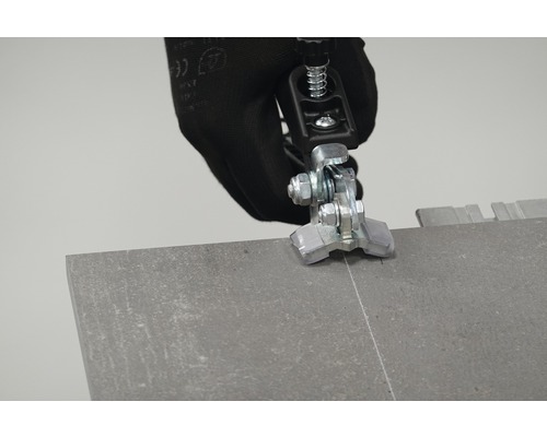 Fliesenschneider im Einsatz auf einer Fliese