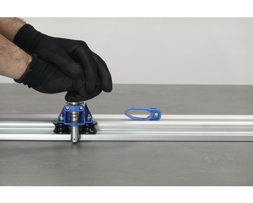 Fliesenschneider in Verwendung mit Handschuhen auf Aluminium Führungsschiene