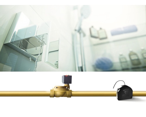 Szene mit Wasserhahn und Fibaro Wassersensor auf einem Rohr.