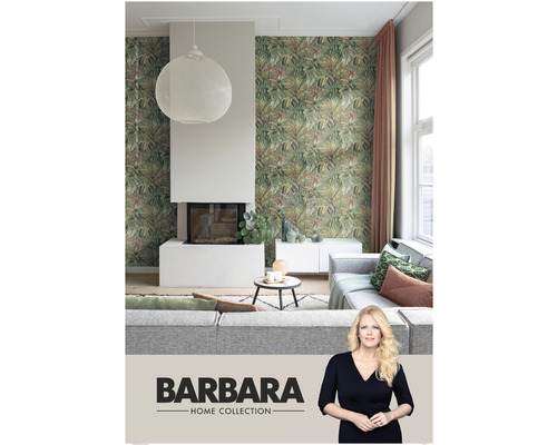 Wohnzimmer mit Dschungeltapete, Kamin und grauer Couch aus der Barbara Home Collection