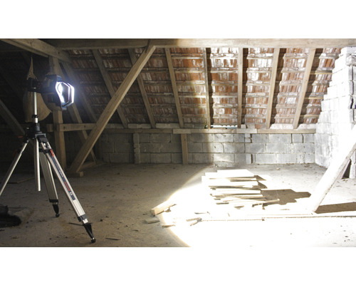 Ein Dachboden mit Beleuchtung und Ziegelsteinen