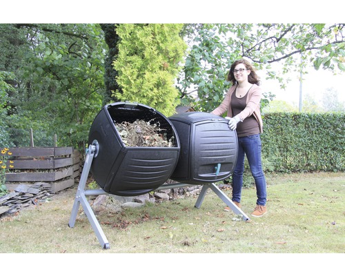 Tonne à compost double avec une femme dans le jardin