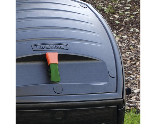 Gros plan d''un composteur avec le logo Lifetime