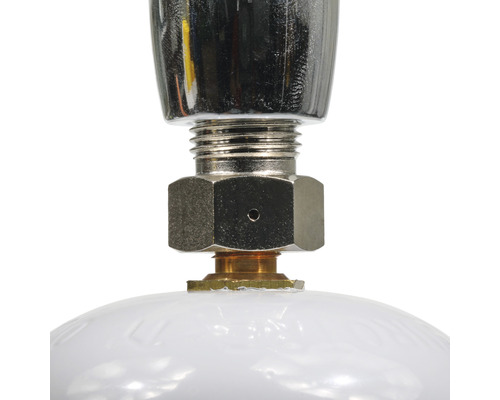 Detailaufnahme eines Ventils mit Gewinde und Mutter auf einem Behälter