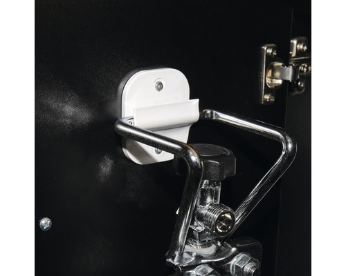 Detailaufnahme eines Wasserhahns mit Halterung im Inneren eines Schranks