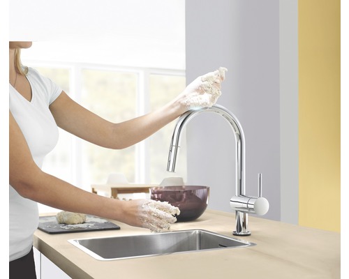 Scène de cuisine avec robinet d''évier et femme pétrissant la pâte