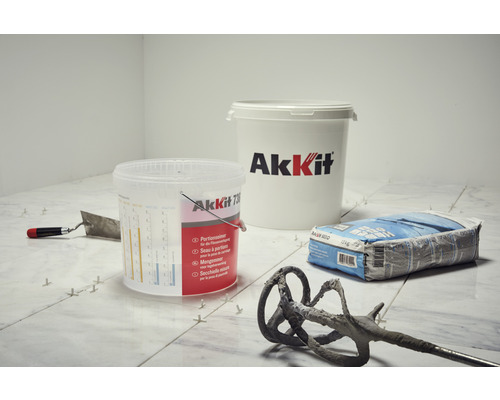 Fliesenverlegungsszene mit Werkzeugen, Kleber und AkKit Eimer