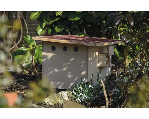 Vogelhaus aus Holz mit Dachpappe im Garten
