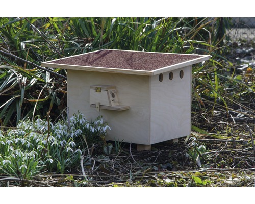 Insektenhotel aus Holz mit Bitumendach im Garten