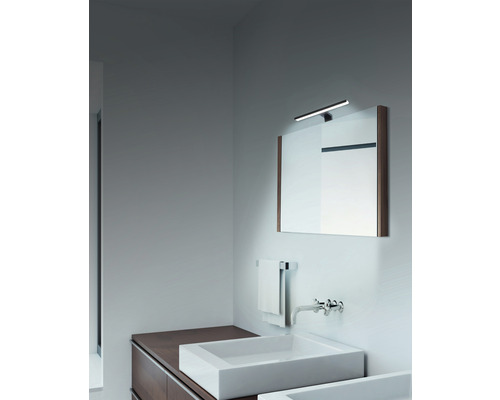 Salle de bain avec lavabo, miroir et éclairage