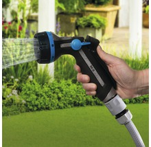 Gartenschlauch Spritzpistole mit Wasserstrahl in der Hand