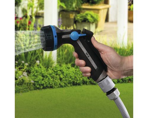 Gartenschlauch Spritzpistole mit Wasserstrahl in der Hand