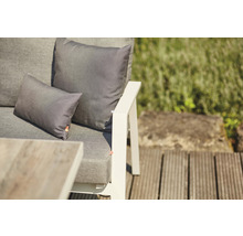 Vue détaillée de mobilier de jardin avec coussins sur une terrasse en bois.