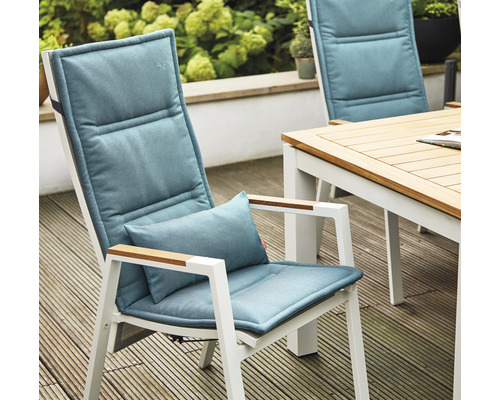 Chaise de jardin avec dossier haut et coussin d''assise sur une terrasse en bois